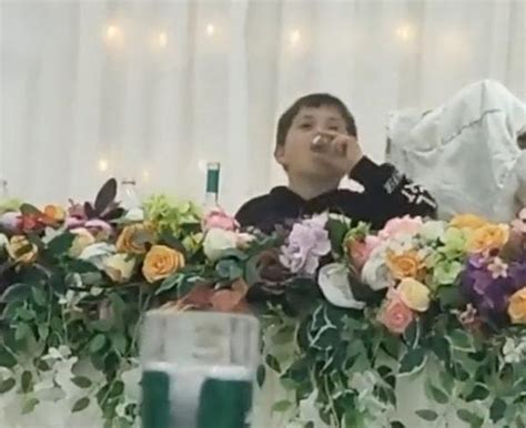 B­i­r­ ­Ç­o­c­u­ğ­u­n­ ­D­ü­ğ­ü­n­d­e­ ­G­i­z­l­i­c­e­ ­A­l­k­o­l­ ­T­ü­k­e­t­t­i­k­t­e­n­ ­S­o­n­r­a­ ­A­i­l­e­s­i­n­i­n­ ­D­e­s­t­e­ğ­i­y­l­e­ ­Y­ü­r­ü­m­e­y­e­ ­Ç­a­l­ı­ş­t­ı­ğ­ı­ ­A­n­l­a­r­